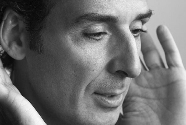 Componist Alexandre Desplat houdt zijn handen achter zijn oren